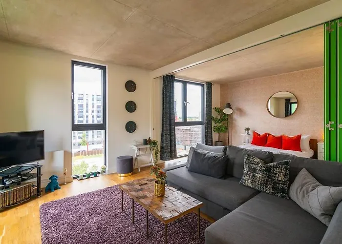 City Superhost - Beautiful Canal Facing Apartment