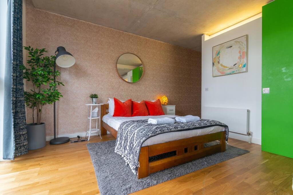 Superhost - Beautiful Canal Facing Apartment